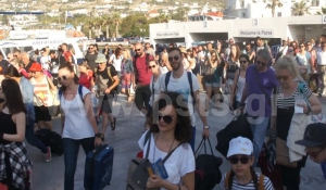 Κύμα μαζικής φυγής των επισκεπτών της Πάρου ανήμερα του Αγ. Πνεύματος! Το αδιαχώρητο στο λιμάνι… (Βίντεο + Φωτό)