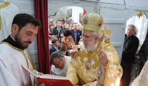 Ο Μητροπολίτης Σύρου στον πανηγυρίζοντα Ιερό Ναό των Αγίων Ακινδύνων, στον Μέριχα της Κύθνου