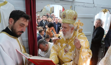 Ο Μητροπολίτης Σύρου στον πανηγυρίζοντα Ιερό Ναό των Αγίων Ακινδύνων, στον Μέριχα της Κύθνου