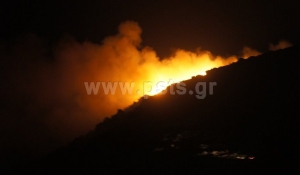 Πυρκαγιά στην περιοχή των Καμαρών στην Πάρο (Βίντεο)