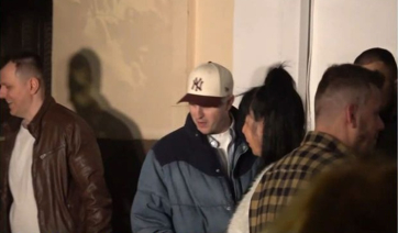 O Good Job Nicky μπήκε από την πίσω πόρτα στο χθεσινό πάρτι, συνοδευόμενος από τη σύντροφό του (βίντεο)