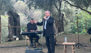 Νάξος: Μια μαγική «βραδιά κάτω από την ελιά» με τον Μανώλη Μητσιά (βίντεο &amp; εικόνες)