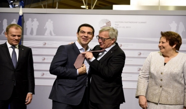 Ο Γιούνκερ έβαλε...γραβάτα στον Τσίπρα - Ραντεβού σήμερα το μεσημέρι