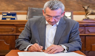 Αποκατάσταση βλαβών από θεομηνίες στο οδικό δίκτυο της Σαντορίνης, από την Περιφέρεια Νοτίου Αιγαίου