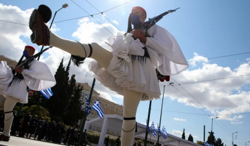 Τι συμβολίζει το χτύπημα του τσαρουχιού των Ευζώνων