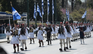Στρατιωτική παρέλαση με το «Μακεδονία ξακουστή» στην Αθήνα