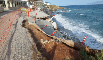 Πάρος, Κακοκαιρία: Καθίζηση παραλιακού δρόμου από τα έντονα καιρικά φαινόμενα
