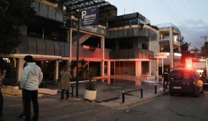 Πυρκαγιά σε στριπτιτζάδικο στη Μιχαλακοπούλου: Βγήκαν στο δρόμο χορεύτριες και προσωπικό