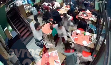 Αλεξανδρούπολη: Η στιγμή που οι ισχυροί άνεμοι σάρωσαν την πόλη - Πανικός σε πιτσαρία από τζάμια που έσπασαν, έτρεχαν να κρυφτούν οι πελάτες