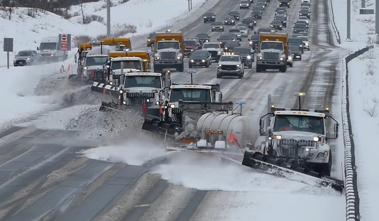 Με αυτό τον τρόπο διώχνουν το χιόνι από την Εθνική Οδό μέσα σε λίγα λεπτά (Βίντεο)