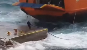 Σίκινος: Πλοίο παλεύει με τα κύματα για να δέσει στο λιμάνι
