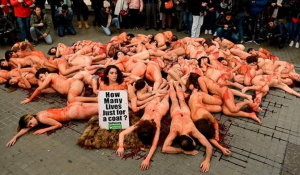 Γυμνή διαμαρτυρία ακτιβιστών στη Βαρκελώνη για τα δικαιώματα των ζώων