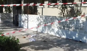 Νεκρή 51χρονη υπάλληλος που έπεσε στο κενό από τον δεύτερο όροφο του υπουργείου Τουρισμού (βίντεο)