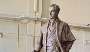 Ο πρώτος ανδριάντας του Ιωάννη Καποδίστρια στην Αττική, ύψους 3 μέτρων στον δήμο Ελληνικού-Αργυρούπολης (βίντεο)