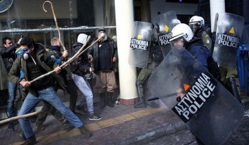 Ένταση, μαγκουριές και χημικά στο συλλαλητήριο αγροτών έξω από το υπ. Ανάπτυξης