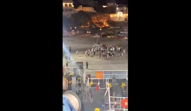 Σίκινος: Συγκινητικό βίντεο με κατοίκους να αποχαιρετούν τους τουρίστες που αναχωρούν με το βραδινό πλοίο
