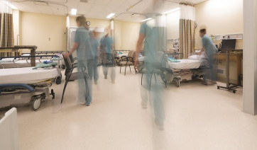 Συναγερμός στο ΠΑΓΝΗ: 15 κρούσματα σε τρεις κλινικές