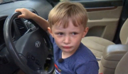 Αυτός είναι ο τετράχρονος που έκλεψε τα κλειδιά αυτοκινήτου και οδήγησε για να πάρει σοκολάτες