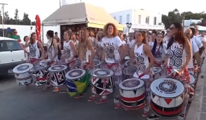 Παρέλαση τυμπανιστών παραλία Παροικίας Πάρου (Βίντεο)