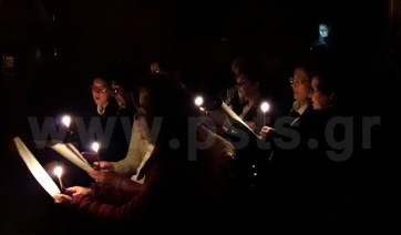 Δέος και συγκίνηση στο στολισμό του Επιταφίου στη Νάουσα Πάρου. Το θρηνητικό μοιρολόι της Παναγιάς…