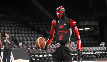 Δείτε βίντεο: Ρομπότ... μπασκετμπολίστας με ύψος 2,19 που βασίζεται αποκλειστικά στην τεχνητή νοημοσύνη εντυπωσίασε στο παρκέ