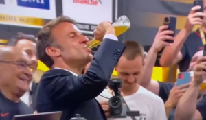 Ο Μακρόν κατέβασε «μονορούφι» ένα μπουκάλι μπύρα στα αποδυτήρια των πρωταθλητών ράγκμπι της Γαλλίας