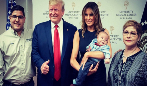 Σάλος με φωτογραφία του Τραμπ: Πόζαρε χαμογελαστός με ορφανό μωρό από το μακελειό στο Ελ Πάσο