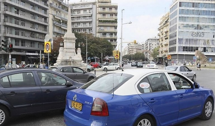 Θεσσαλονίκη: Βρήκε στο ταξί του πορτοφόλι με 5.200 ευρώ και το παρέδωσε