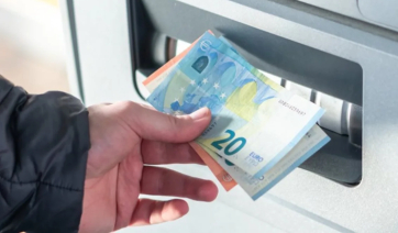 Aναλήψεις από τα ΑΤΜ χωρίς προμήθεια από τις 11 Αυγούστου – Τι προβλέπει η τροπολογία