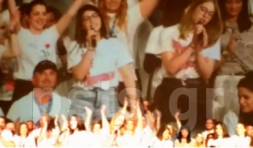 Τραγούδησαν και ξεσήκωσαν Συνεδριακό Κέντρο δύο παριανές μαθήτριες! (Βίντεο)