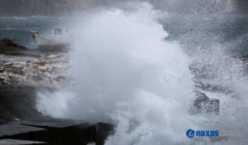 Βροχή και κύματα «έπνιξαν» τη Νάξο την  Τρίτη 15/01