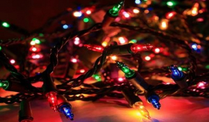 Πάρος: O Kώστος φωταγωγεί το Χριστουγεννιάτικο δέντρο του