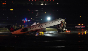 Νέα Υόρκη: Νεκροί πιλότος και συγκυβερνήτης από τη σύγκρουση του αεροπλάνου με όχημα στο αεροδρόμιο La Guardia (βίντεο)