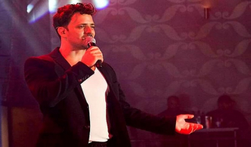 Εντυπωσιάζει στο Vegas Live Stage o Nίκος Δούρος