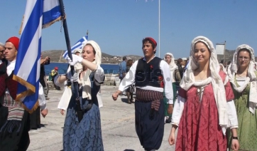 Λαμπρότητα και τιμές στον εορτασμό της 25ης Μαρτίου στην Πάρο