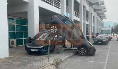 Χάος στο ΟΑΚΑ: Αυτοκίνητο «καβάλησε» άλλα οχήματα λόγω βλάβης στο γκάζι, προτού ακινητοποιηθεί σε κολώνες.