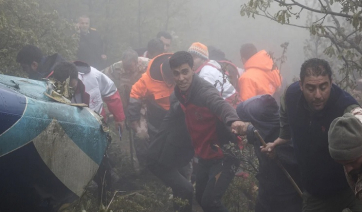 Βίντεο-σοκ: Η στιγμή που οι διασώστες βρίσκουν το ελικόπτερο του προέδρου Ραϊσί -Κλαίνε συγκλονισμένοι