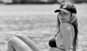 Η Ντορέττα Παπαδημητρίου πόζαρε «on the rocks» σε παραλία της Ίου - Δείτε φωτογραφίες