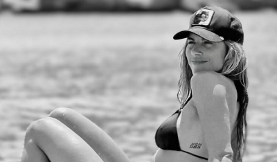 Η Ντορέττα Παπαδημητρίου πόζαρε «on the rocks» σε παραλία της Ίου - Δείτε φωτογραφίες