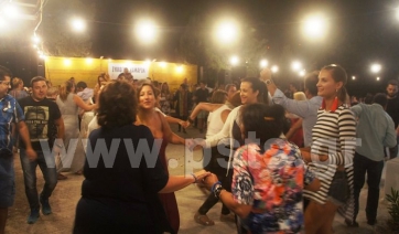 Νησιώτικο ξεφάντωμα στις Καμάρες Πάρου! Ένα καταπληκτικό πανηγύρι κεφιού και διασκέδασης...