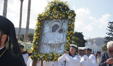 Πάρος: Συγκίνηση και ευλάβεια στην Λιτάνευση της Ιερής Εικόνας της Παναγίας Εκατονταπυλιανής