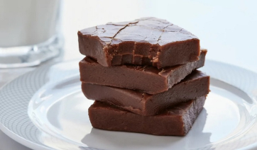 Η πιο εύκολη συνταγή για fudge σοκολάτας -Με 2 υλικά, χωρίς ψήσιμο