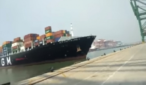 Η στιγμή που ακυβέρνητο φορτηγό πλοίο διαλύει λιμάνι στην Ινδία