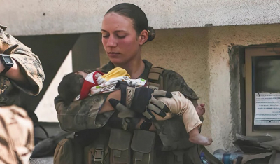 «Λατρεύω τη δουλειά μου»: Η συγκινητική φωτογραφία που ανήρτησε Αμερικανίδα πεζοναύτης λίγο πριν σκοτωθεί στο μακελειό της Καμπούλ