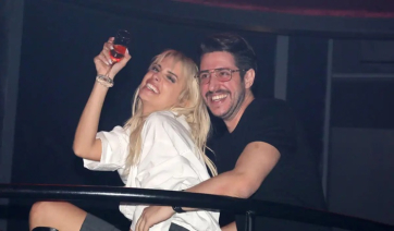 Στη Μύκονο η Κατερίνα Λιόλιου με τον Χάρη Παπατζανή (βίντεο)