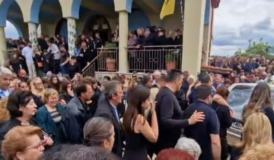 Θρήνος στη κηδεία του 13χρονου Κωνσταντίνου στα Μακρίσια της Ηλείας (βίντεο)