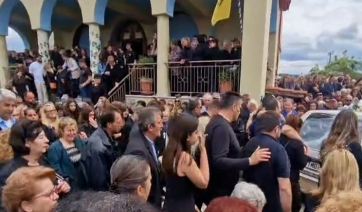 Θρήνος στη κηδεία του 13χρονου Κωνσταντίνου στα Μακρίσια της Ηλείας (βίντεο)