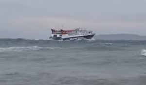 Σκόπελος: Βίντεο με το πλοίο Skiathos Express να παλεύει με τα κύματα
