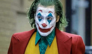 Καταγγελίες: Εισβολή αστυνομικών σε προβολές του Joker για να «μαζέψουν» τους ανήλικους