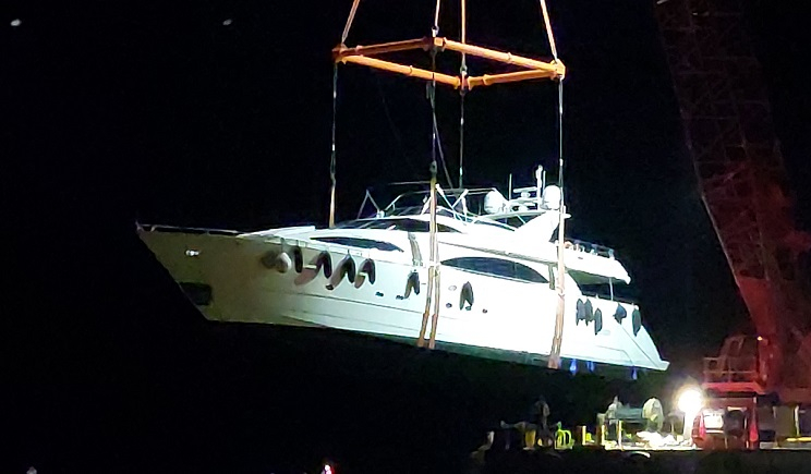 Πάρος: Ανέλκυση θαλαμηγού με πλωτό γερανό μετά από ναυτικό ατύχημα στη Νάουσα (Βίντεο)